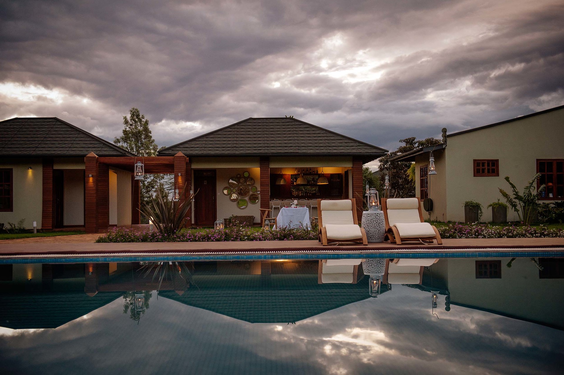 Pool und Bar der Acacia Farm Lodge in Tansania | Abendsonne Afrika