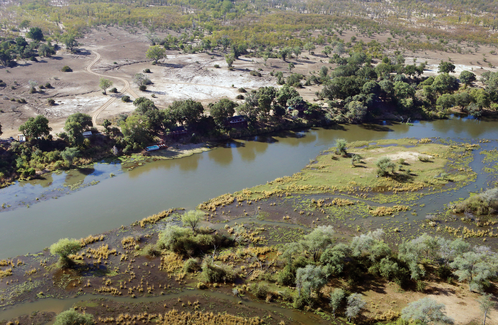 Blick von oben auf das Amanzi Camp in Sambia | Abendsonne Afrika