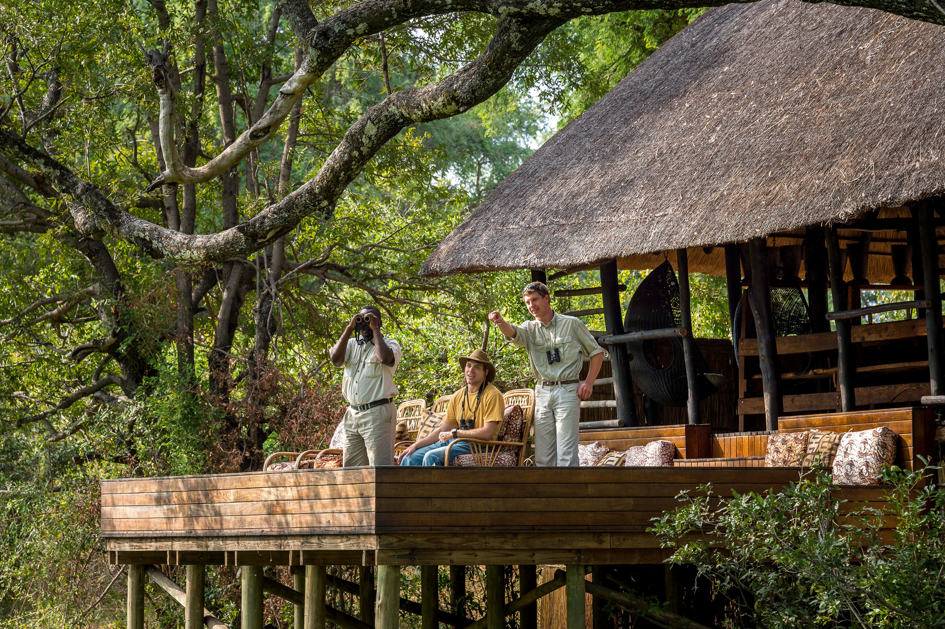 Aussichtsterrasse des Chamilandu Bushcamps in Sambia | Abendsonne Afrika
