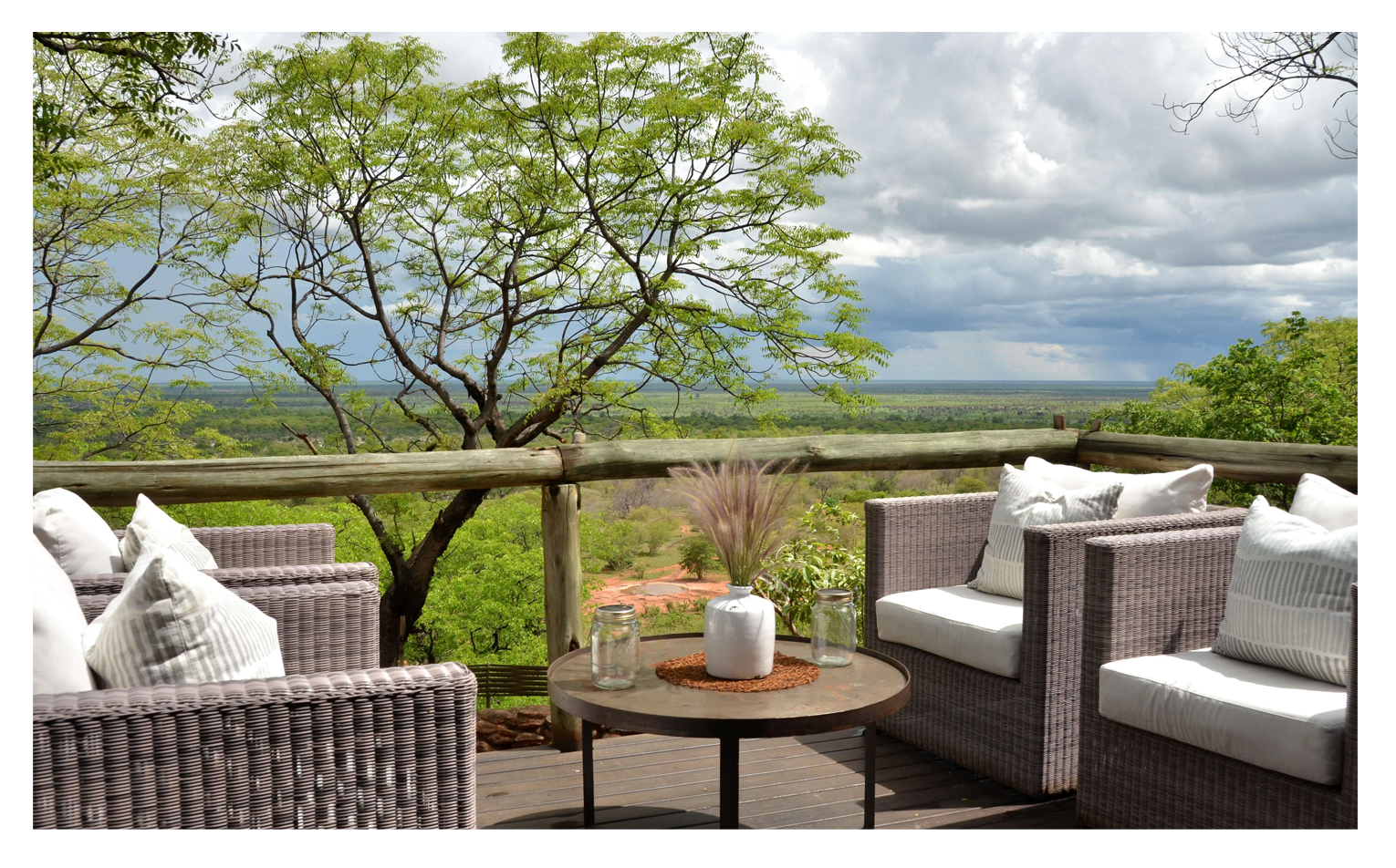 Lounge auf der Veranda der Ghoha Hills Savuti Lodge in Botswana | Abendsonne Afrika