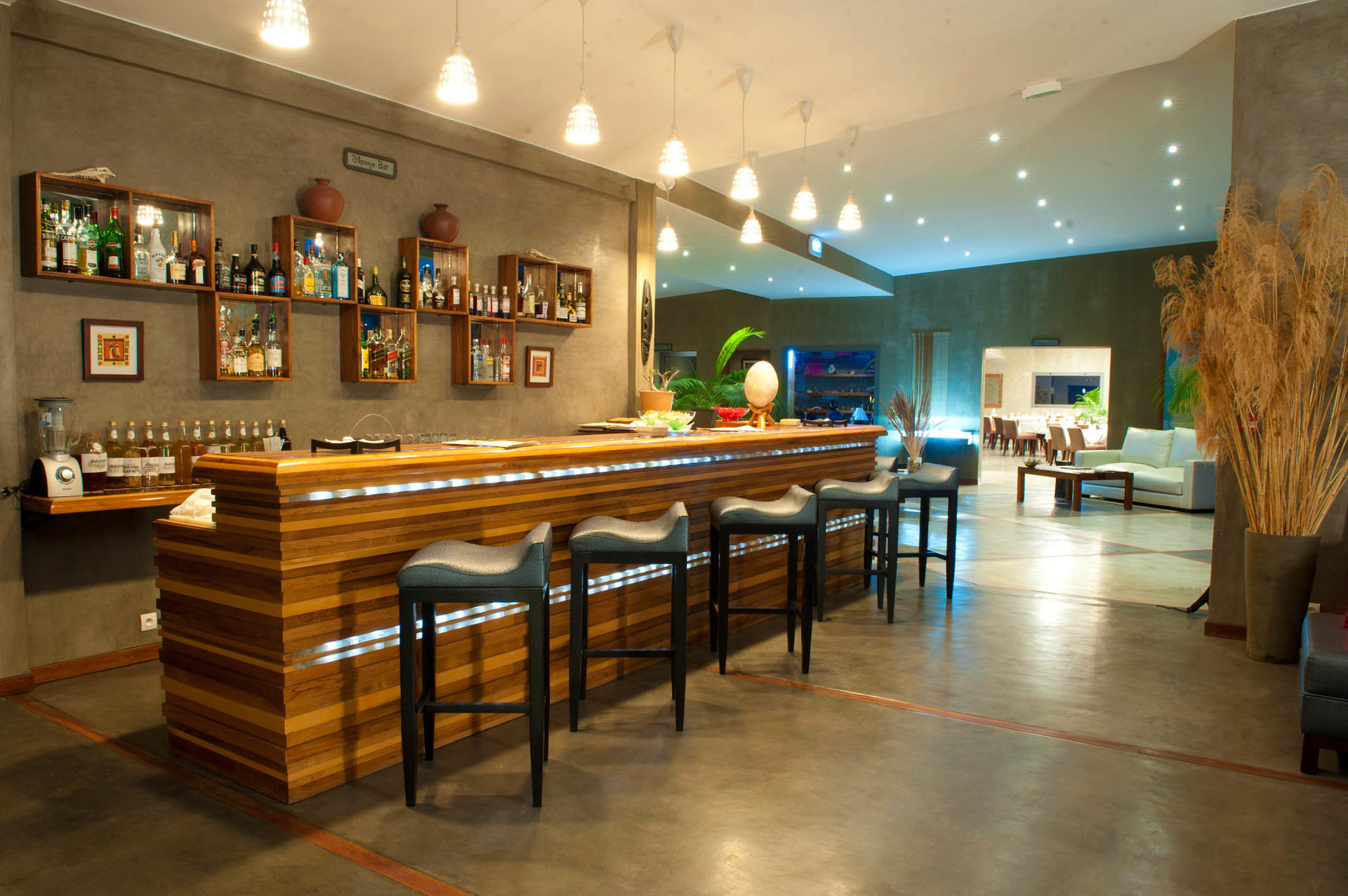 Bar der Isalo Rock Lodge auf Madagaskar | Abendsonne Afrika