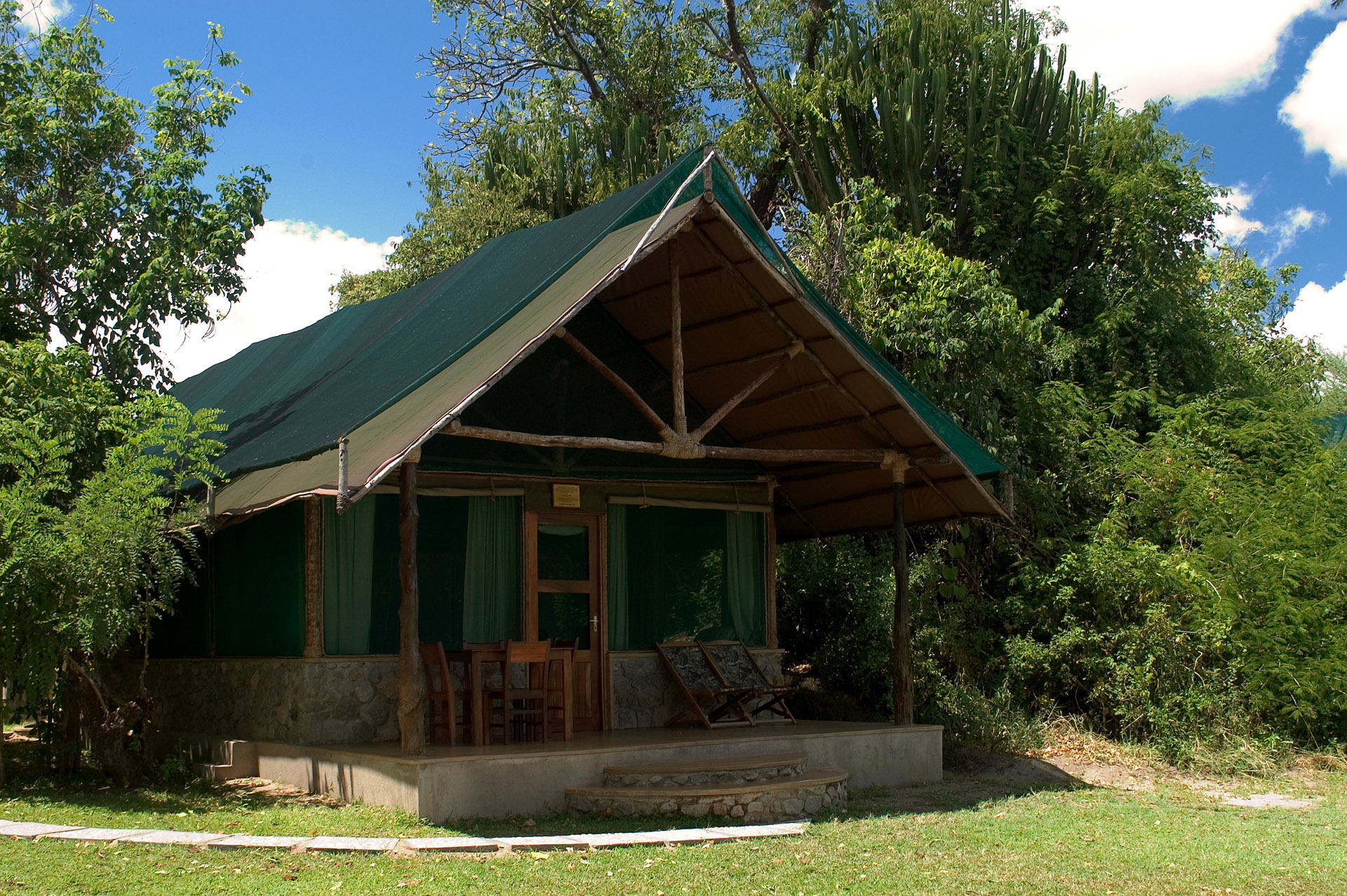 Außenansicht eines Zimmers des Mvuu Camps in Malawi | Abendsonne Afrika