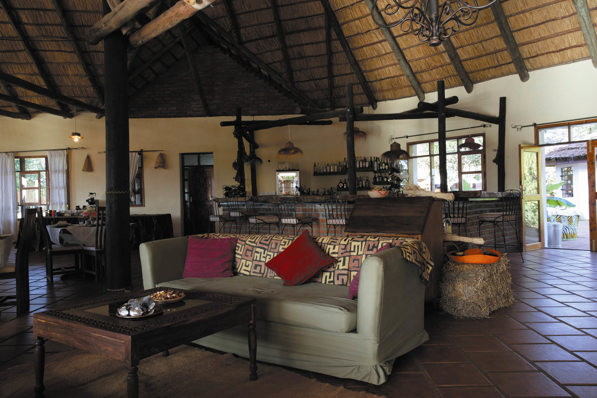 Bar und Lounge des Ngorongoro Farm House in Tansania | Abendsonne Afrika 