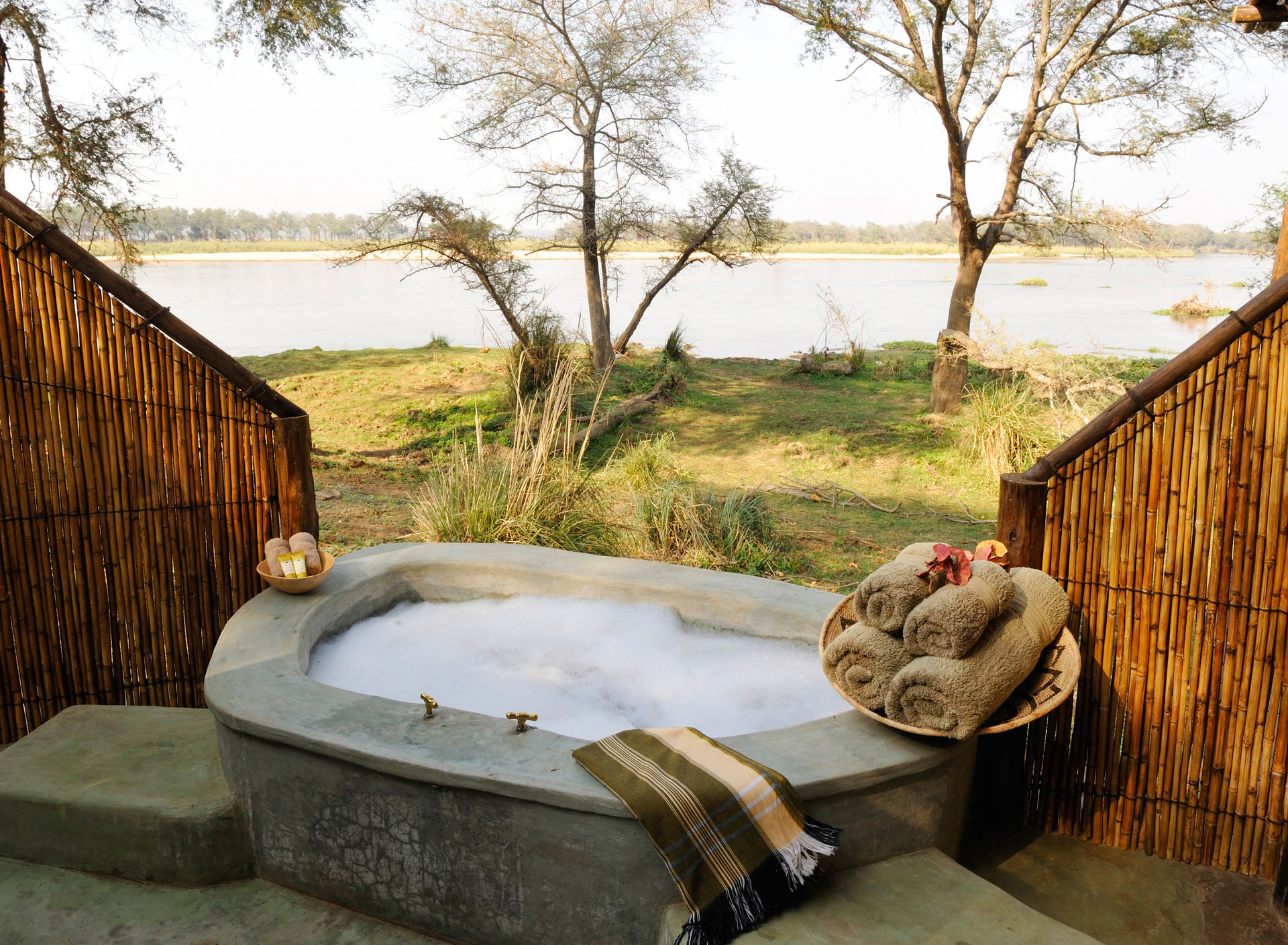 Außenbadezimmer im Old Mondoro Bush Camp in Sambia | Abendsonne Afrika