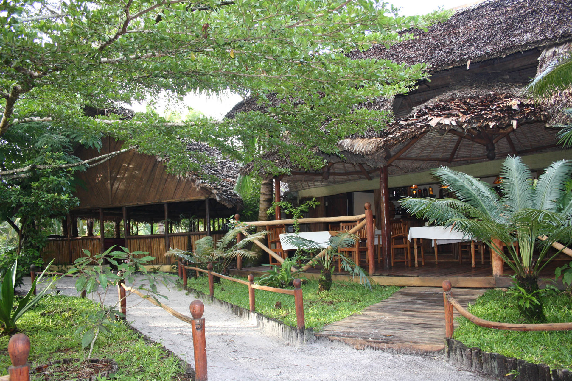 Weg zum Restaurant der Palmarium Lodge auf Madagaskar | Abendsonne Afrika