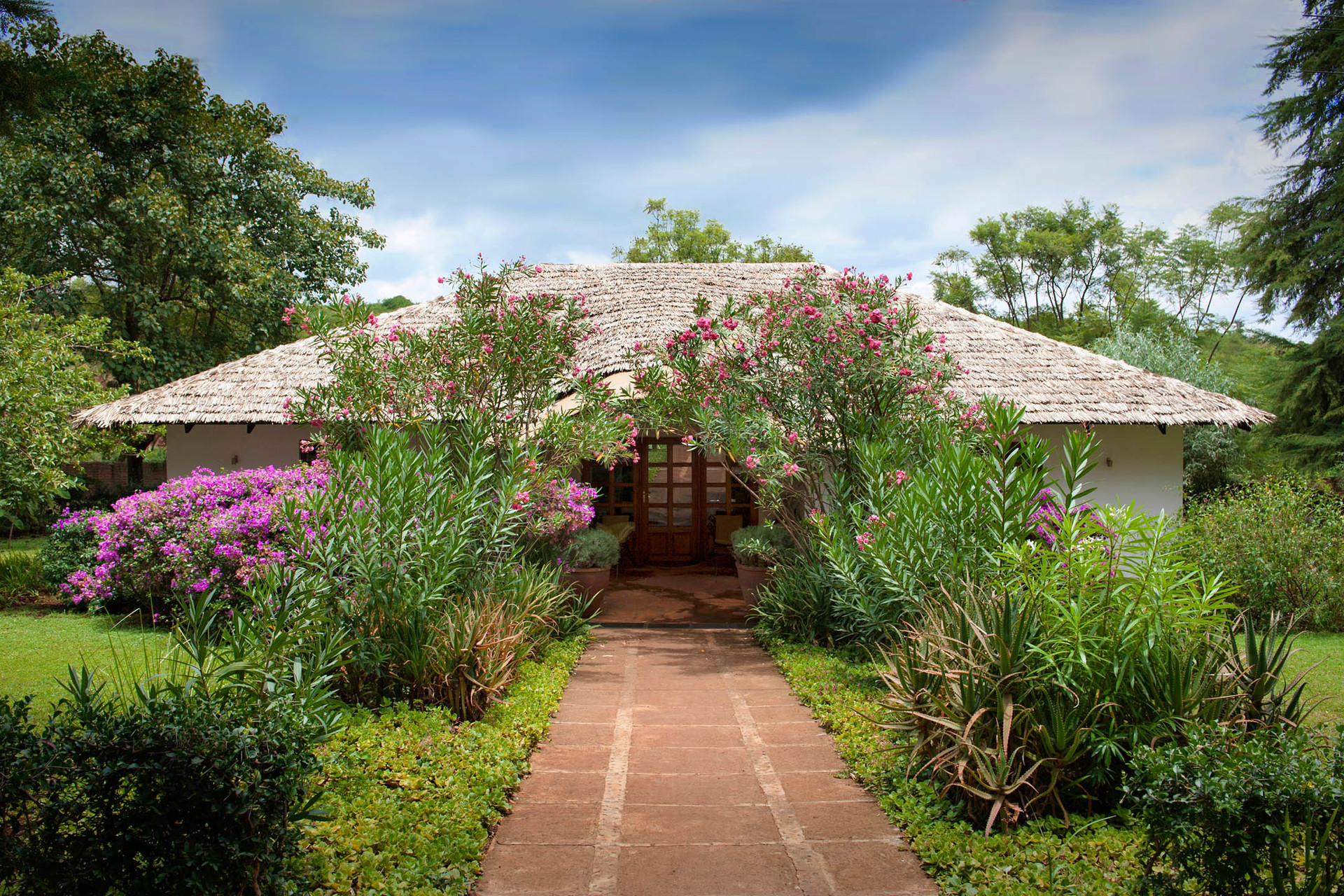 Eingang der Plantation Lodge in Tansania | Abendsonne Afrika 