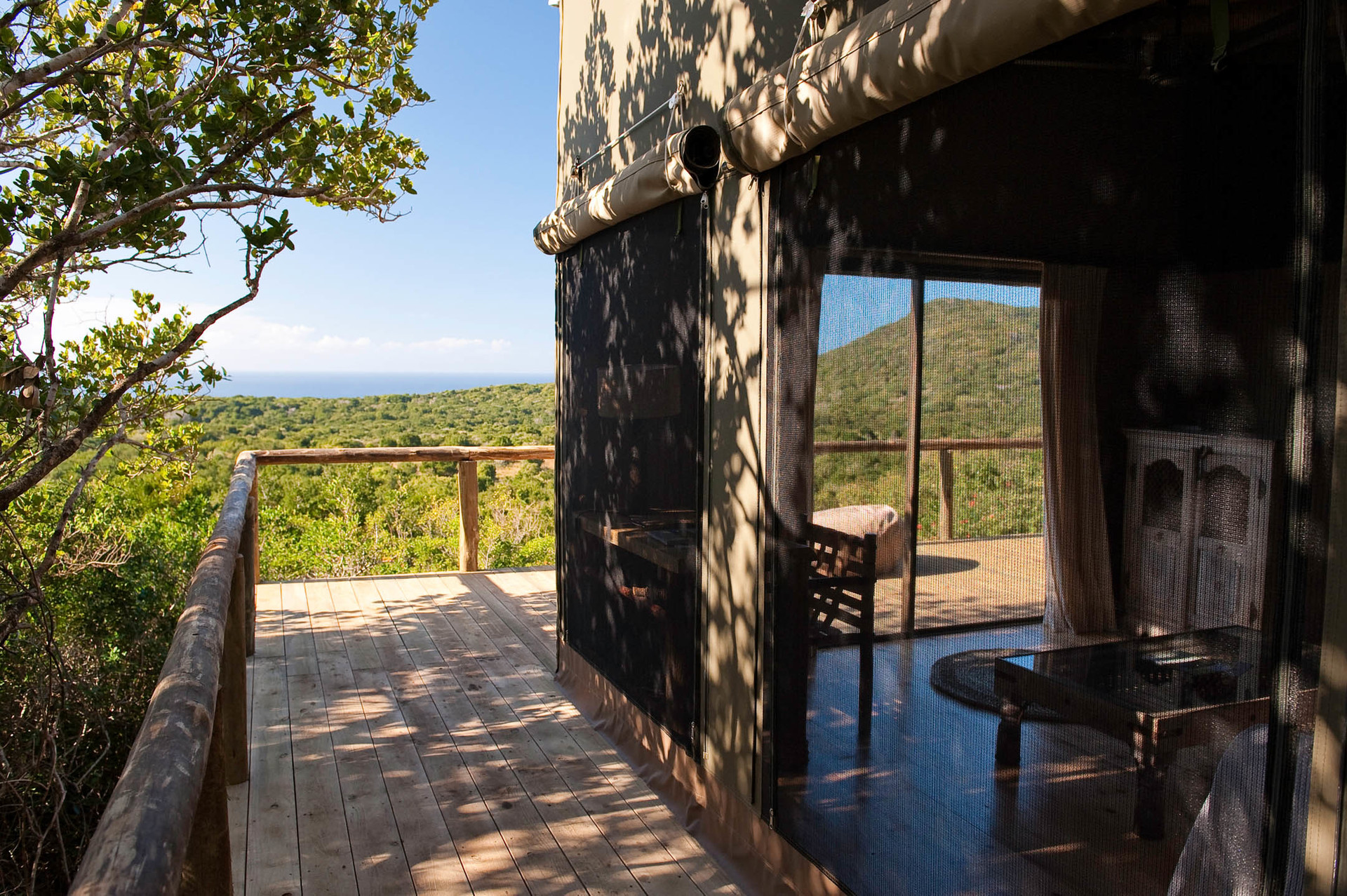 Ausblick von der Veranda eines Zeltes des Rocktail Beach Camp in Südafrika | Abendsonne Afrika