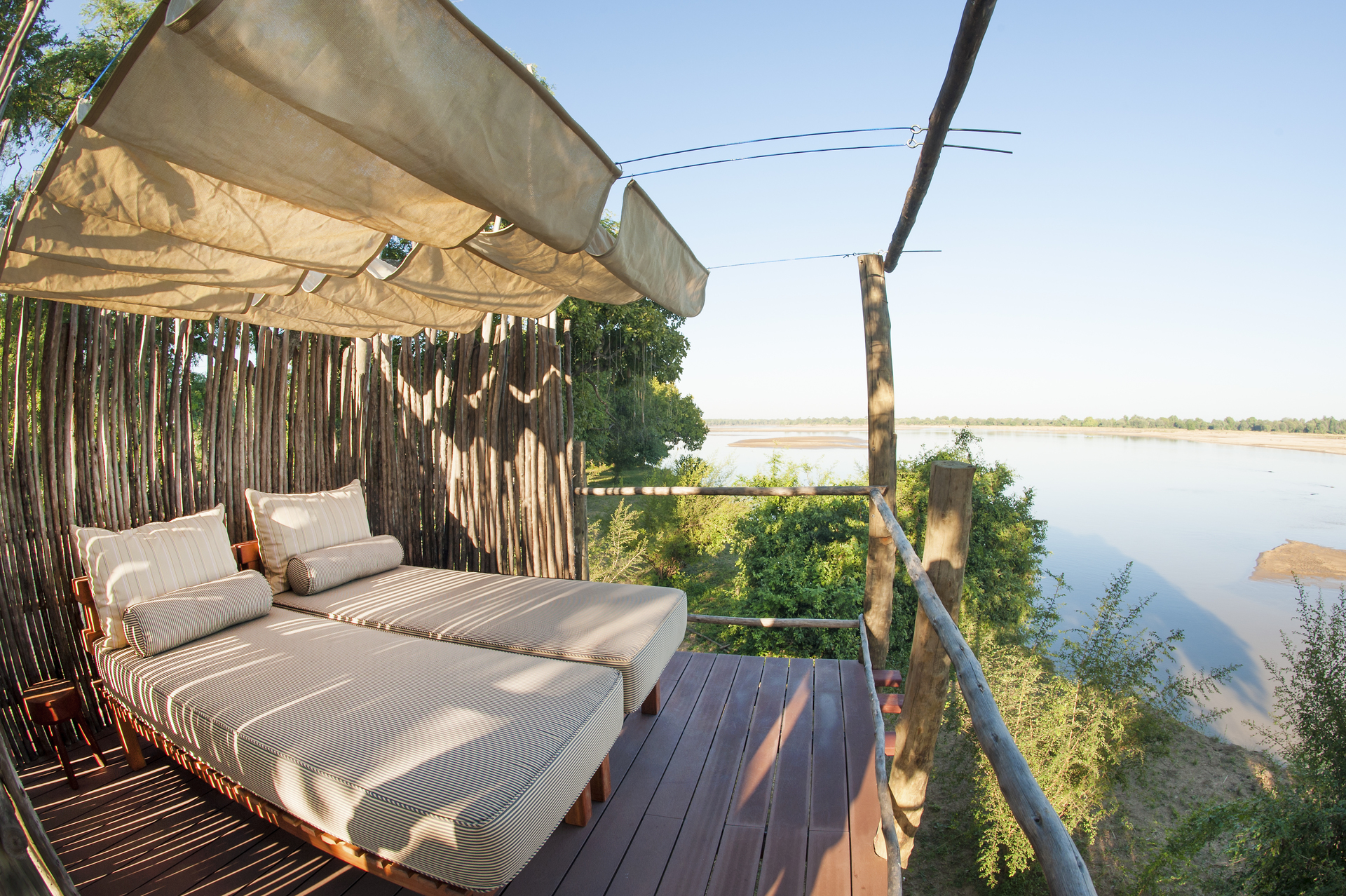 Tagesbett mit Ausblick im Three Rivers Camp in Sambia | Abendsonne Afrika 