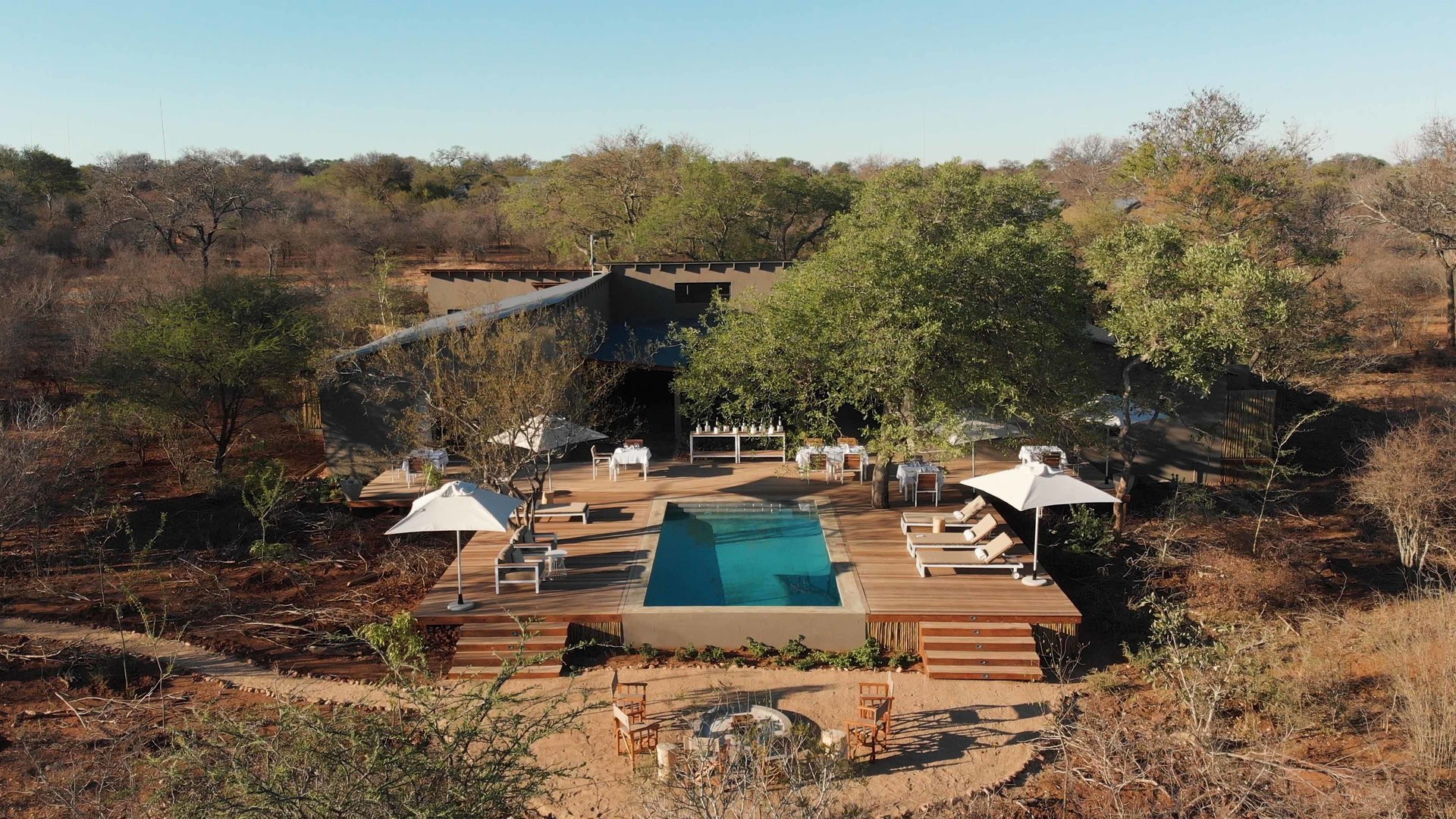 Außenansicht des Poolbereichs der Unembeza Boutique Lodge & Spa in Südafrika | Abendsonne Afrika