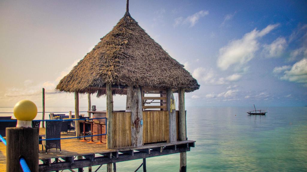 Bar auf dem Steg des Spice Island Resort auf Sansibar | Abendsonne Afrika