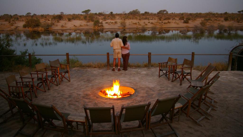 Feuerstelle mit Aussicht im Leroo La Tau Camp in Botswana | Abendsonne Afrika