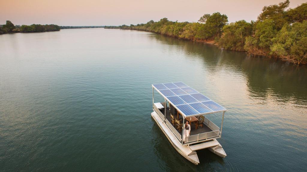 Solarboot, Ila Safari Lodge, Sambia | Abendsonne Afrika