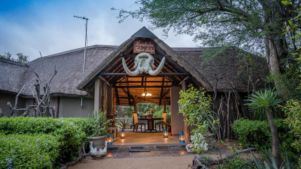 Eingang zur Kambaku Safari Lodge in Südafrika | Abendsonne Afrika