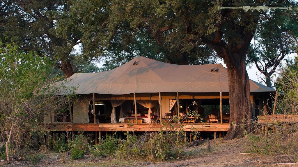 Hauptzelt des Zarafa Camps in Botswana | Abendsonne Afrika