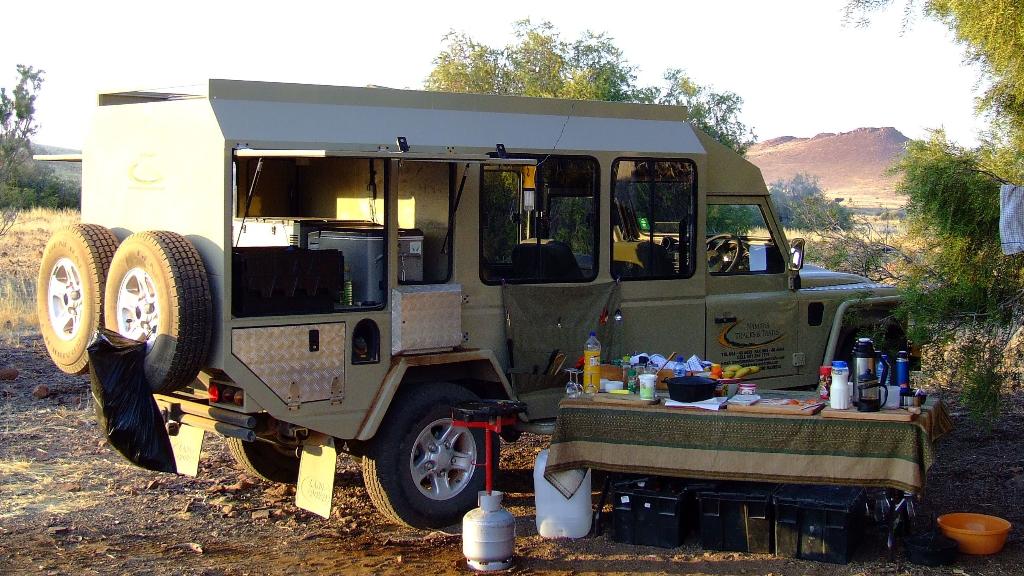 Campingfahrzeug in Namibia, Spitzmaulnashörner und Wüstenelefanten | Abendsonne Afrika