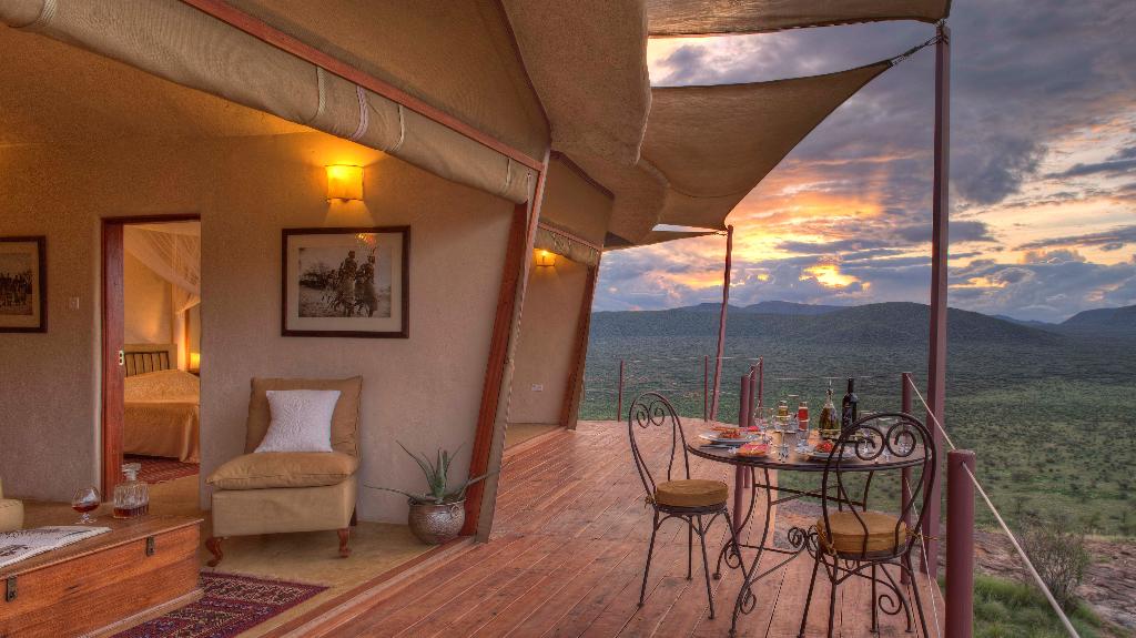Terrasse der Saruni Samburu Lodge in Kenia | Abendsonne Afrika