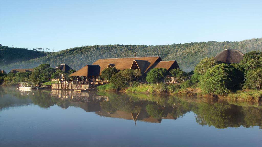 Blick auf die Kariega River Lodge in Südafrika