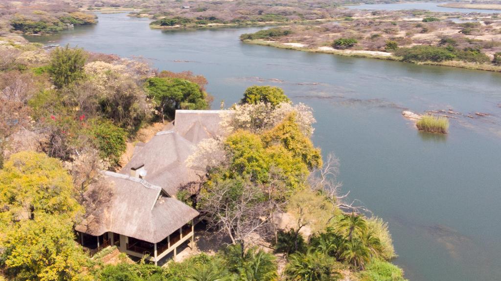 Blick auf die Divava Okavango Lodge und Spa in Namibia | Abendsonne Afrika