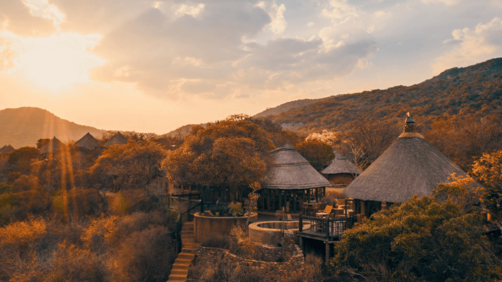 BLick auf das Leshiba Mountain Retreats, Makhado, Südafrika | Abendsonne Afrika 