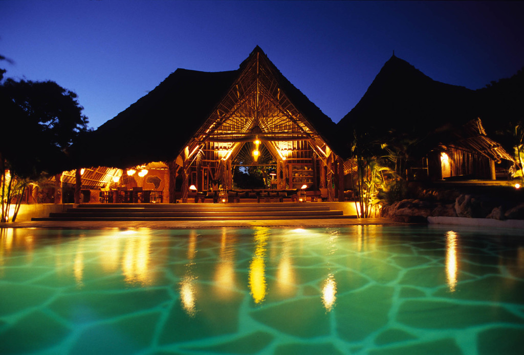 Pool und Veranda der Alfajiri Villas in Kenia | Abendsonne Afrika