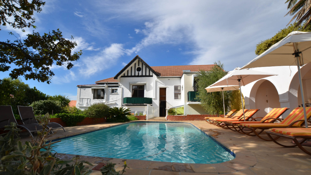Pool und Sonnenterrasse der Villa Lutzi in Südafrika | Abendsonne Afrika