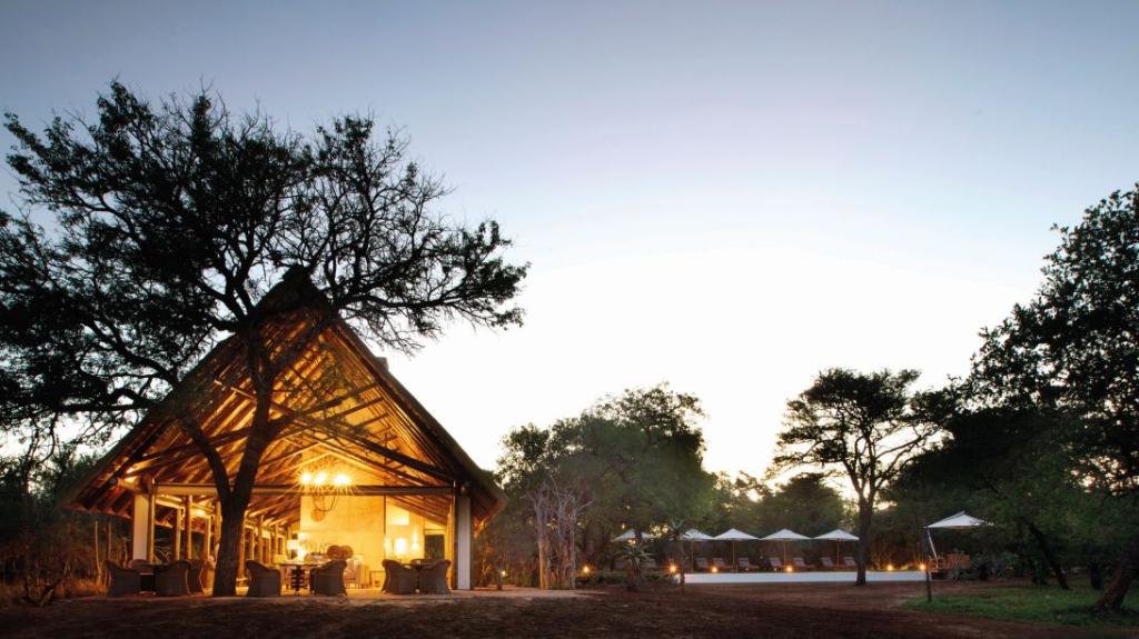 Blick auf das Kapama Southern Camp in Südafrika | Abendsonne Afrika