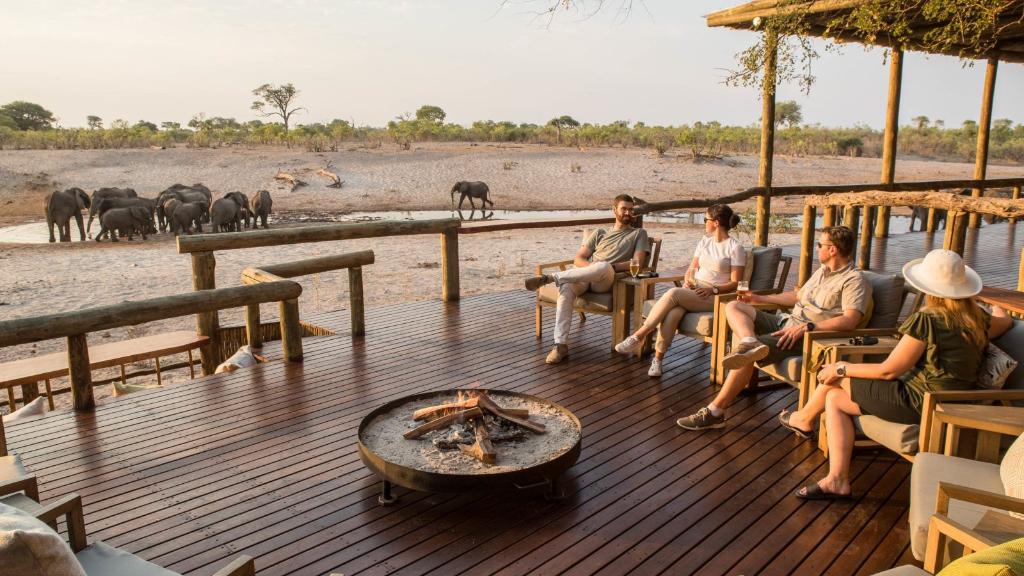 Lagerfeuer in der Savute Safari Lodge in Botswana | Abendsonne Afrika