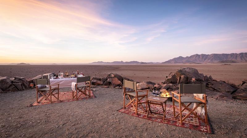 Open Air Dinner in der Hoodia Desert Lodge in Namibia | Abendsonne Afrika
