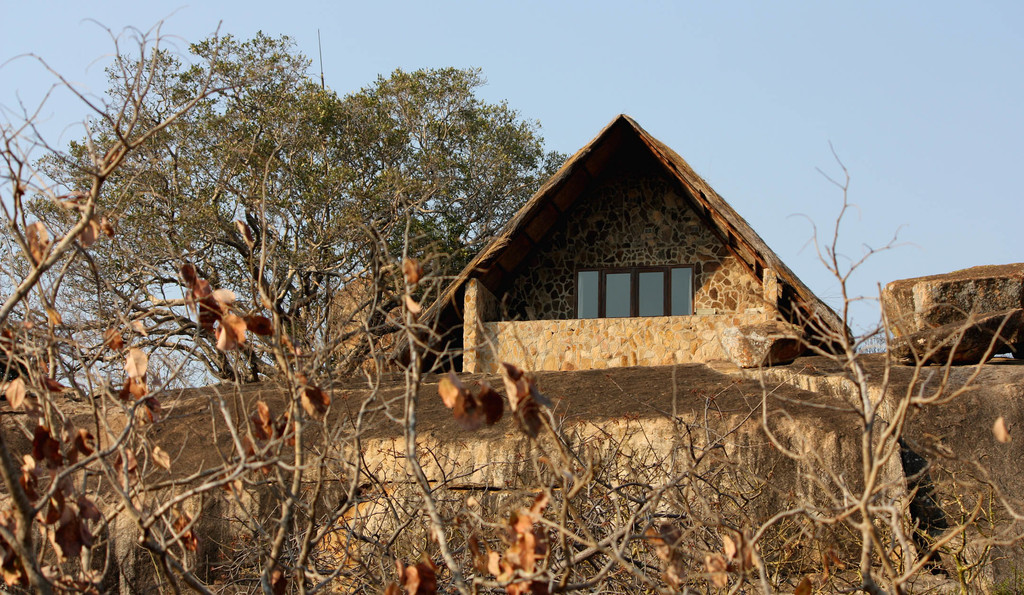 Gebäude im Big Cave Camp in Simbabwe | Abendsonne Afrika 