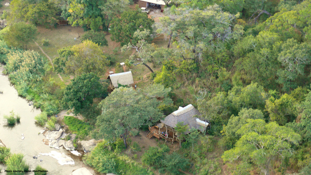 Luftbild der Bua River Lodge in Malawi | Abendsonne Afrika