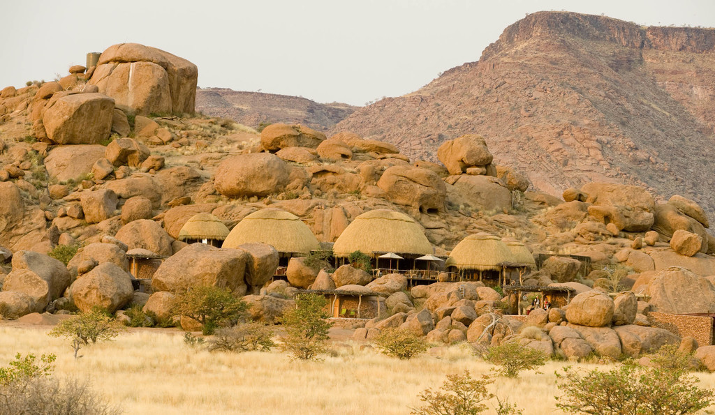Hauptgebäude des Camp Kipwe im Damaraland in Namibia | Abendsonne Afrika 