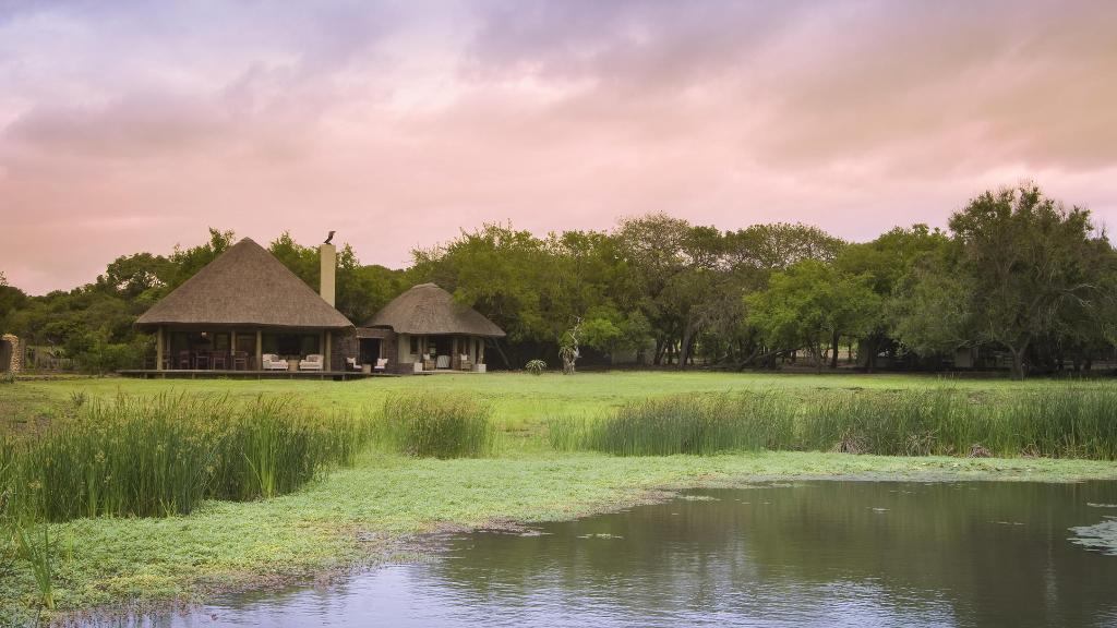 Blick auf die Phinda Zuka Lodge in Südafrika | Abendsonne Afrika