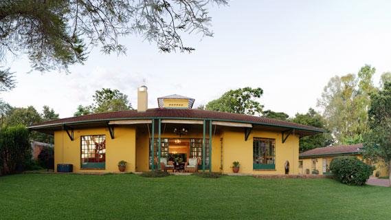 Haupthaus der Jacana Gardens Guest Lodge in Simbabwe | Abendsonne Afrika