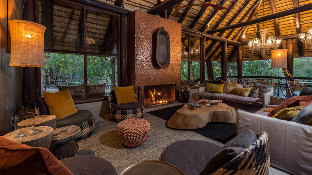 Lounge des Sabi Sabi Little Bush Camp in Südafrika | Abendsonne Afrika