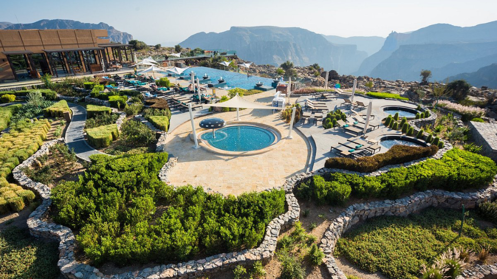 Blick auf das Anantara Al Jabal Alakhdar Resort im Oman | Abendsonne Afrika