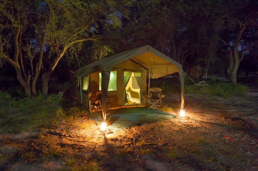 Okvango Expeditons Zelt bei Nacht