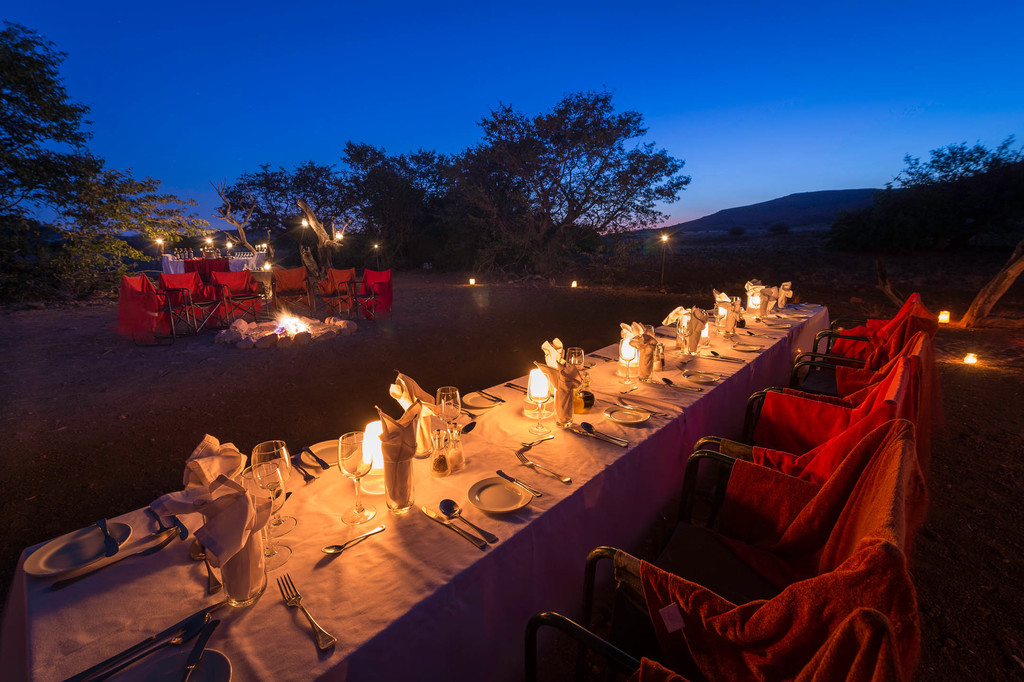 Abendessen unter freiem Himmel im Desert Rhino Camp im Damaraland in Namibia | Abendsonne Afrika 