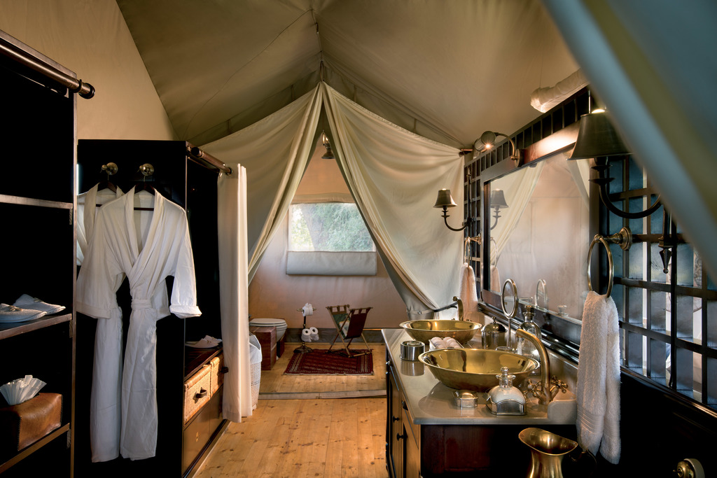Badezimmer im Duba Explorers Camp in Botswana | Abendsonne Afrika