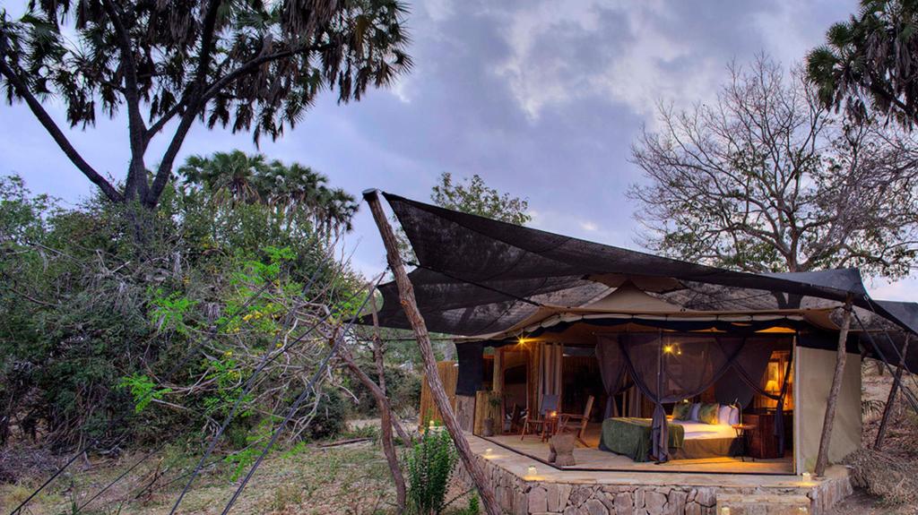 Zelt im Roho Ya Selous in Tansania | Abendsonne Afrika