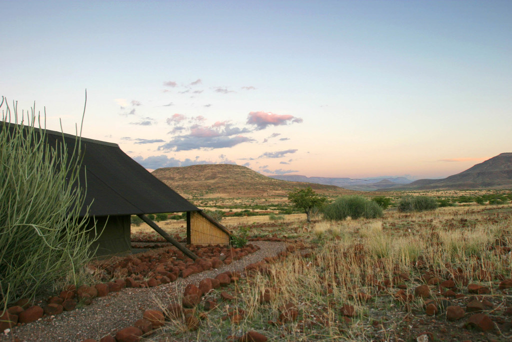 Abendstimmung im Etendeka Mountain Camp im Damaraland in Namibia | Abendsonne Afrika 