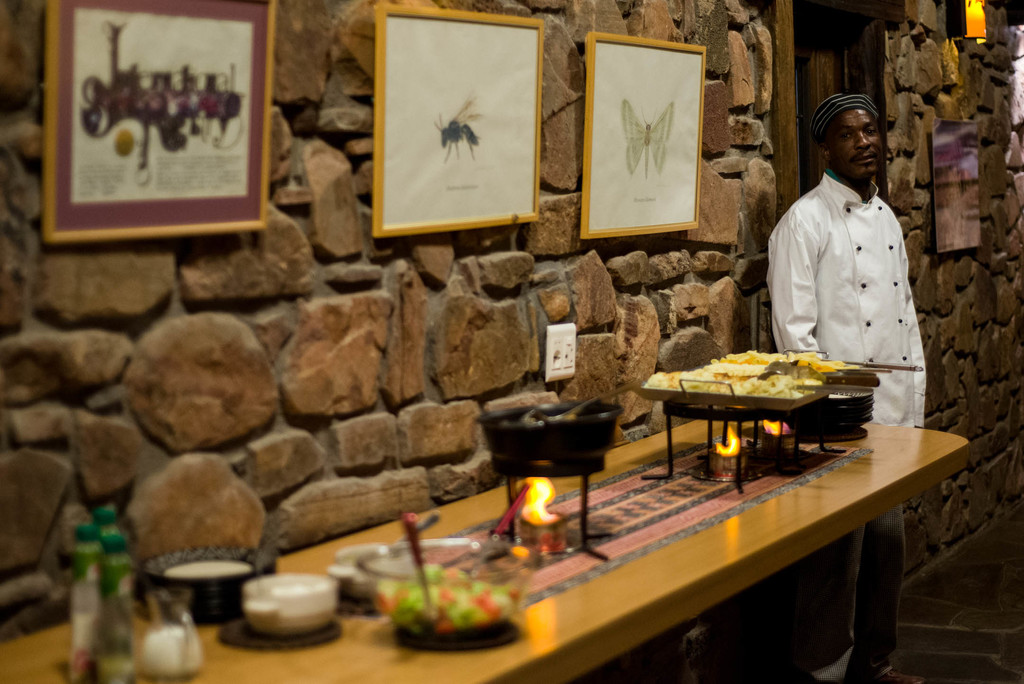 Abendessen in der Etusis Lodge in Erongo in Namibia | Abendsonne Afrika