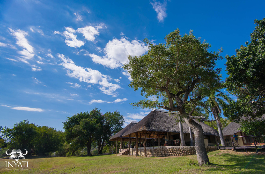 Hauptgebäude der Inyati Game Lodge in Südafrika | Abendsonne Afrika