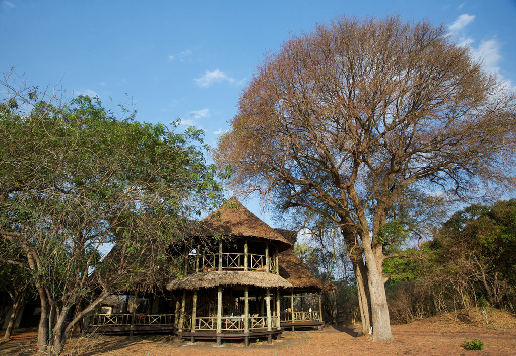 Hauptgebäude des Katavi Wildlife Camp in Tansania | Abendsonne Afrika