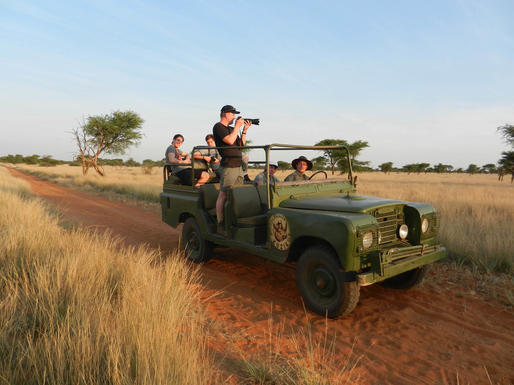 Safari Fahrzeug des Kuzikus Camps in der Kalahari in Namibia | Abendsonne Afrika