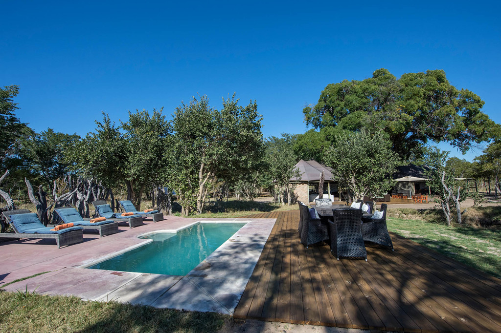 Poolbereich im Little Makalolo in Simbabwe | Abendsonne Afrika