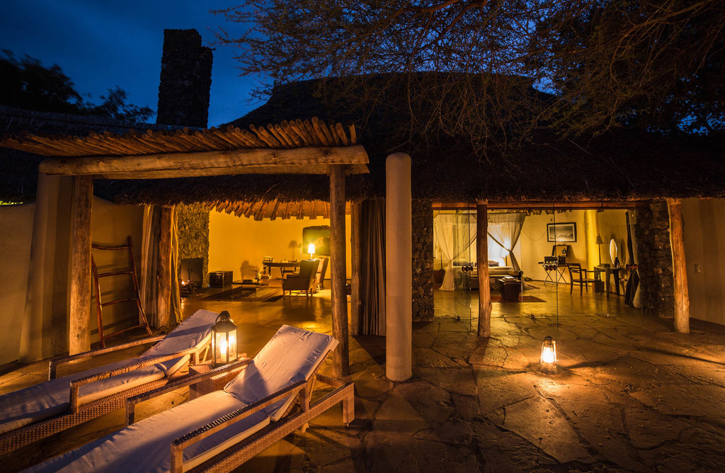 Aussenbereich eines Zimmers der Oldonyo Lodge in Kenia | Abendsonne Afrika
