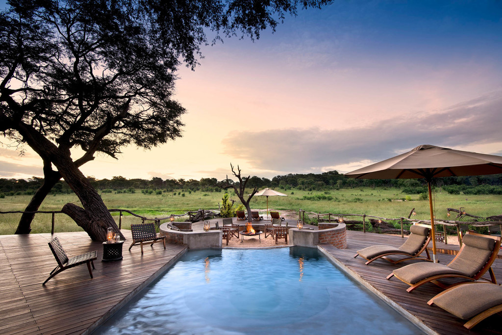 Poolbereich mit Feuerstelle im Somalisa Acacia in Simbabwe | Abendsonne Afrika