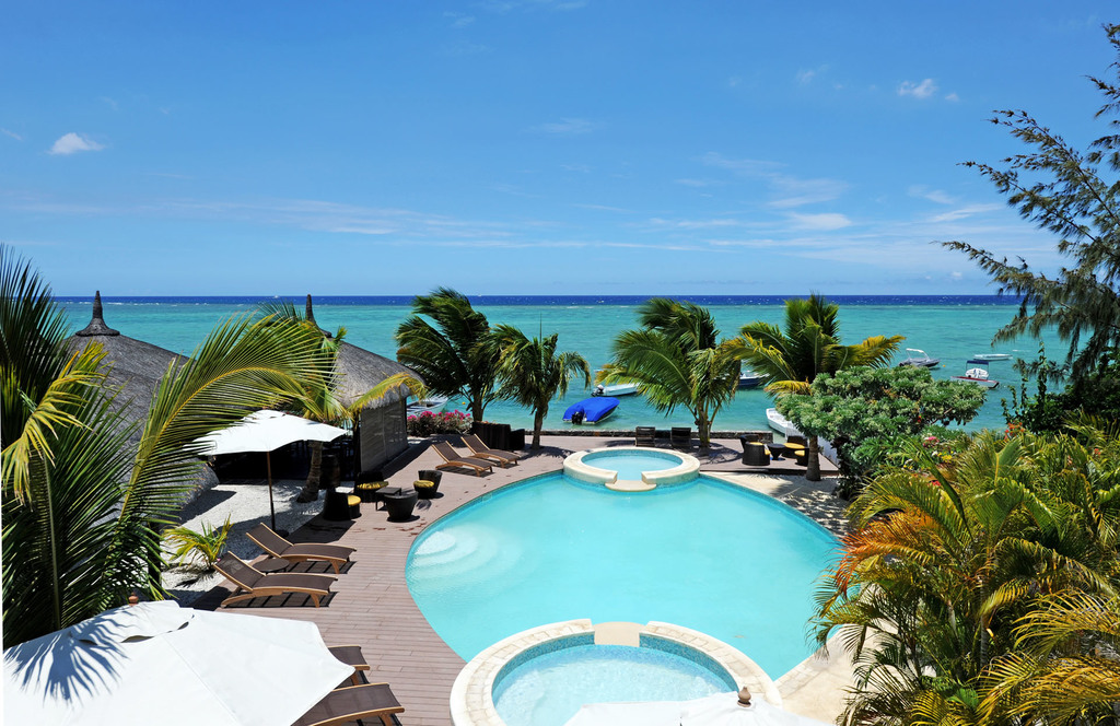 Blick auf den Pool des The Bay Hotels auf Mauritius | Abendsonne Afrika