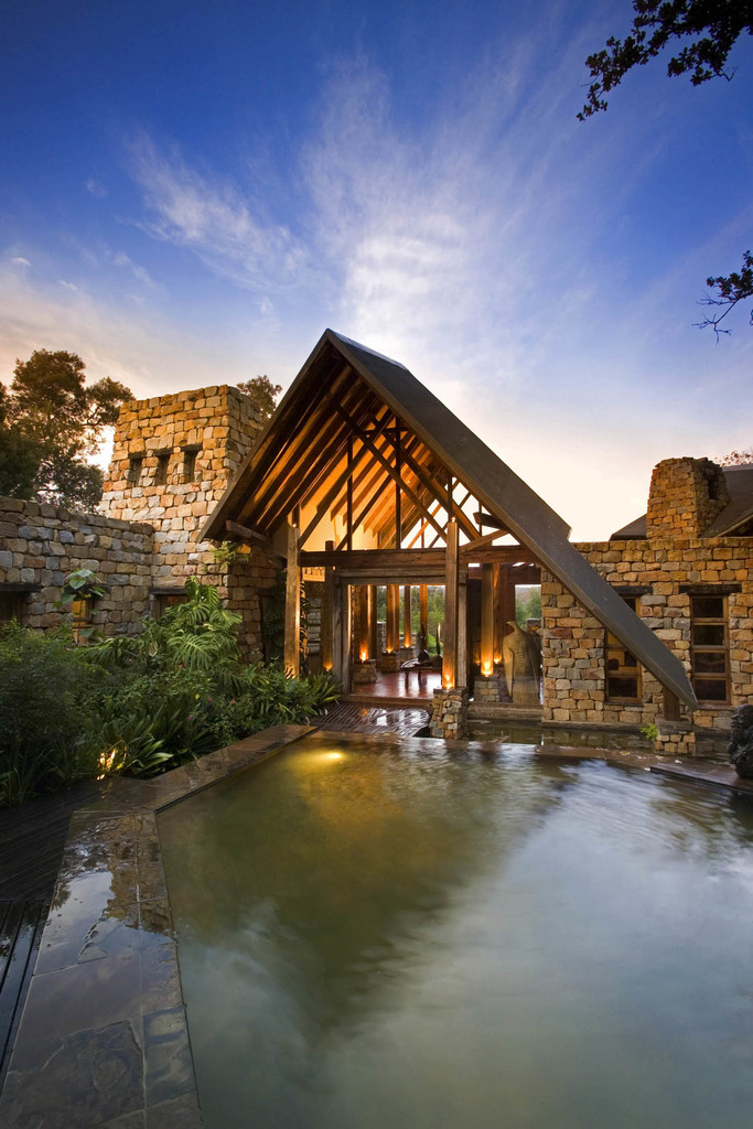 Eingang der Tsala Tree Top Lodge in Südafrika | Abendsonne Afrika