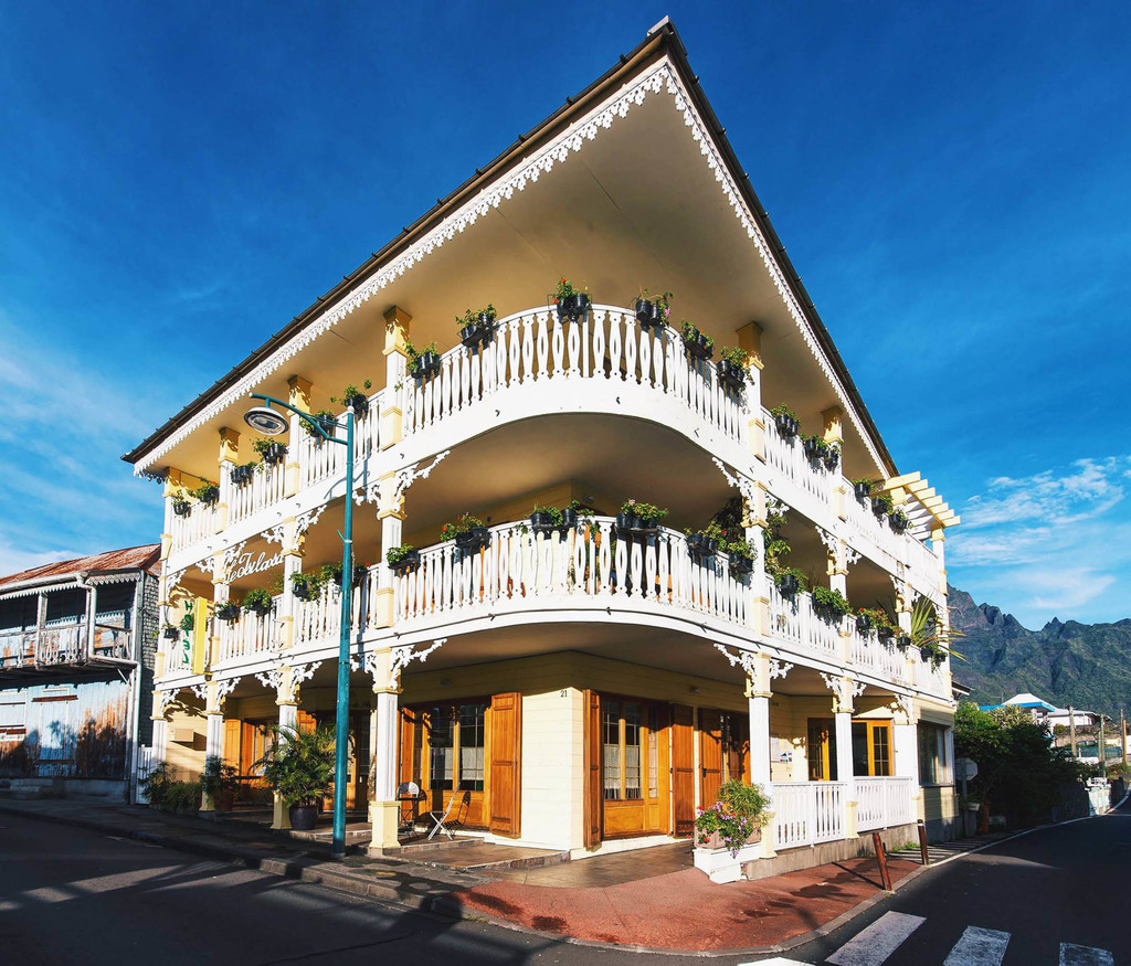 Außenansicht des Tsilaosa Hotels & Spa auf La Réunion | Abendsonne Afrika